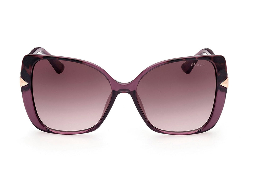 Lentes de sol Guess para mujer en color morado con cristales degradados y detalles laterales dorados.