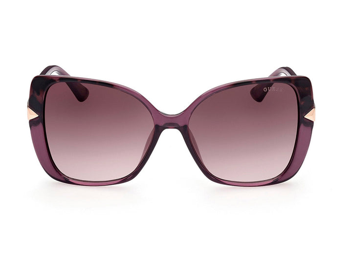 Lentes de sol Guess para mujer en color morado con cristales degradados y detalles laterales dorados.
