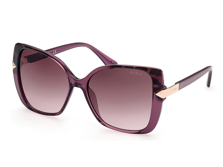 Lentes de sol Guess para mujer en color morado con cristales degradados y detalles laterales dorados.