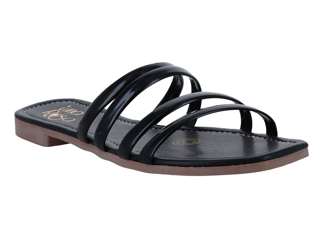 Sandalia plana para mujer de color negro con acabado en charol brillante y tiras transversales.