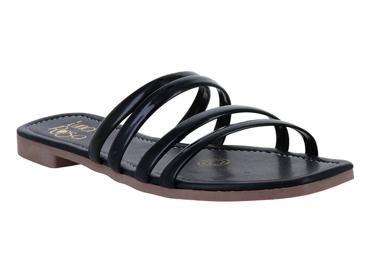 Sandalia plana para mujer de color negro con acabado en charol brillante y tiras transversales.
