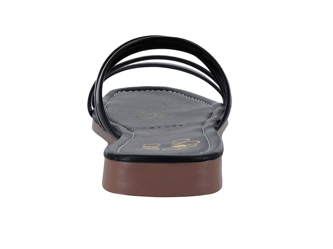 Sandalia plana para mujer de color negro con acabado en charol brillante y tiras transversales.