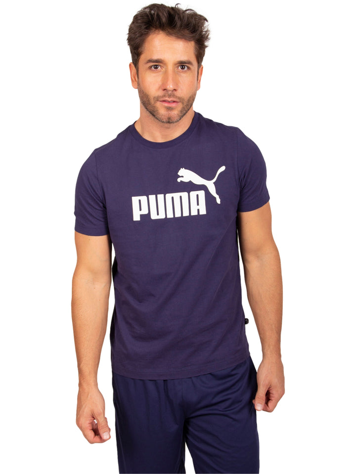 Hombre vistiendo camiseta PUMA de color azul marino con logotipo blanco en el pecho.