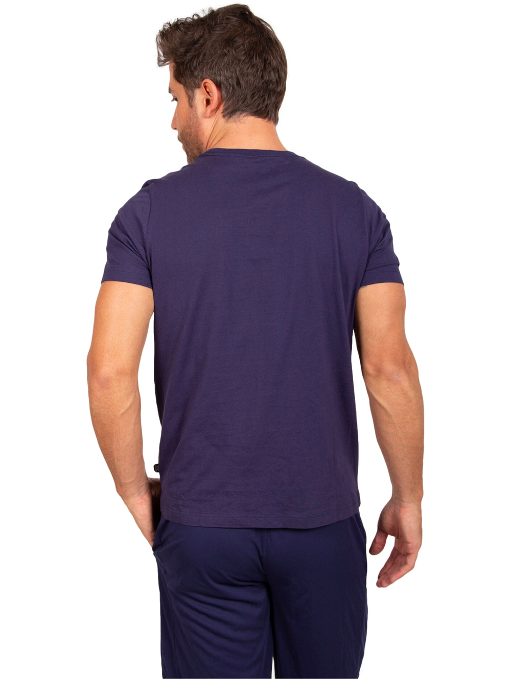 Hombre vistiendo camiseta PUMA de color azul marino con logotipo blanco en el pecho.