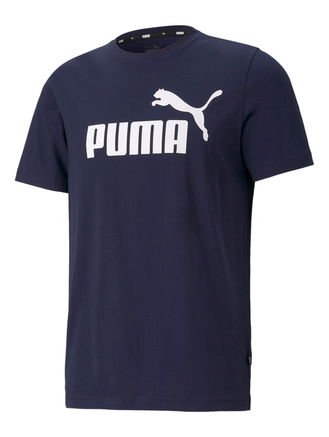 Hombre vistiendo camiseta PUMA de color azul marino con logotipo blanco en el pecho.