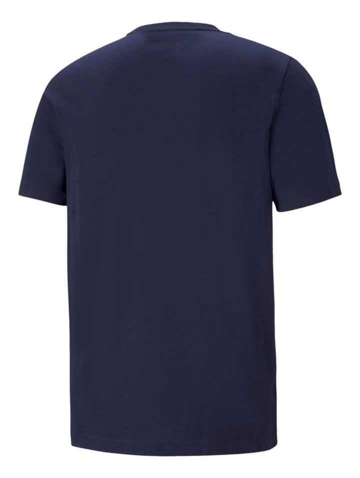 Hombre vistiendo camiseta PUMA de color azul marino con logotipo blanco en el pecho.