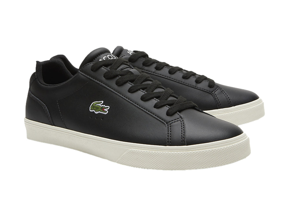Tenis Lacoste Lerond Pro color negro con suela blanca y logotipo lateral.