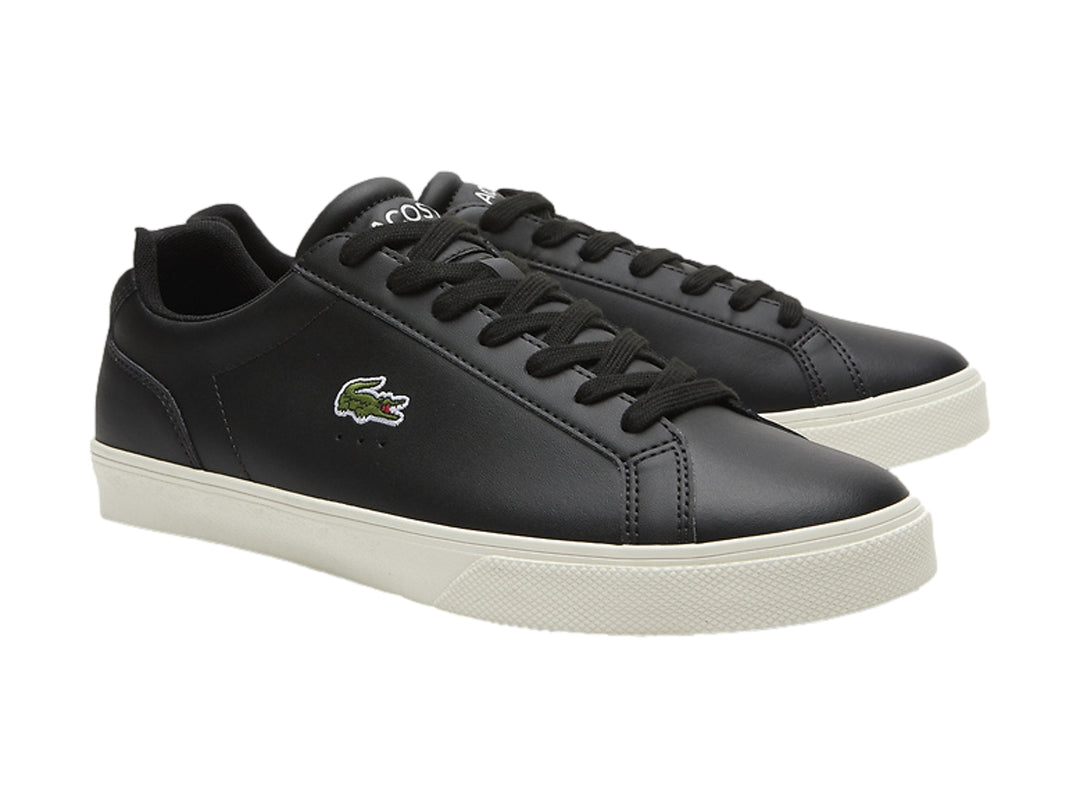 Tenis Lacoste Lerond Pro color negro con suela blanca y logotipo lateral.
