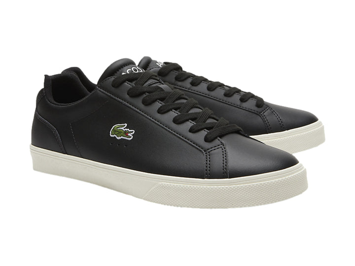 Tenis Lacoste Lerond Pro color negro con suela blanca y logotipo lateral.