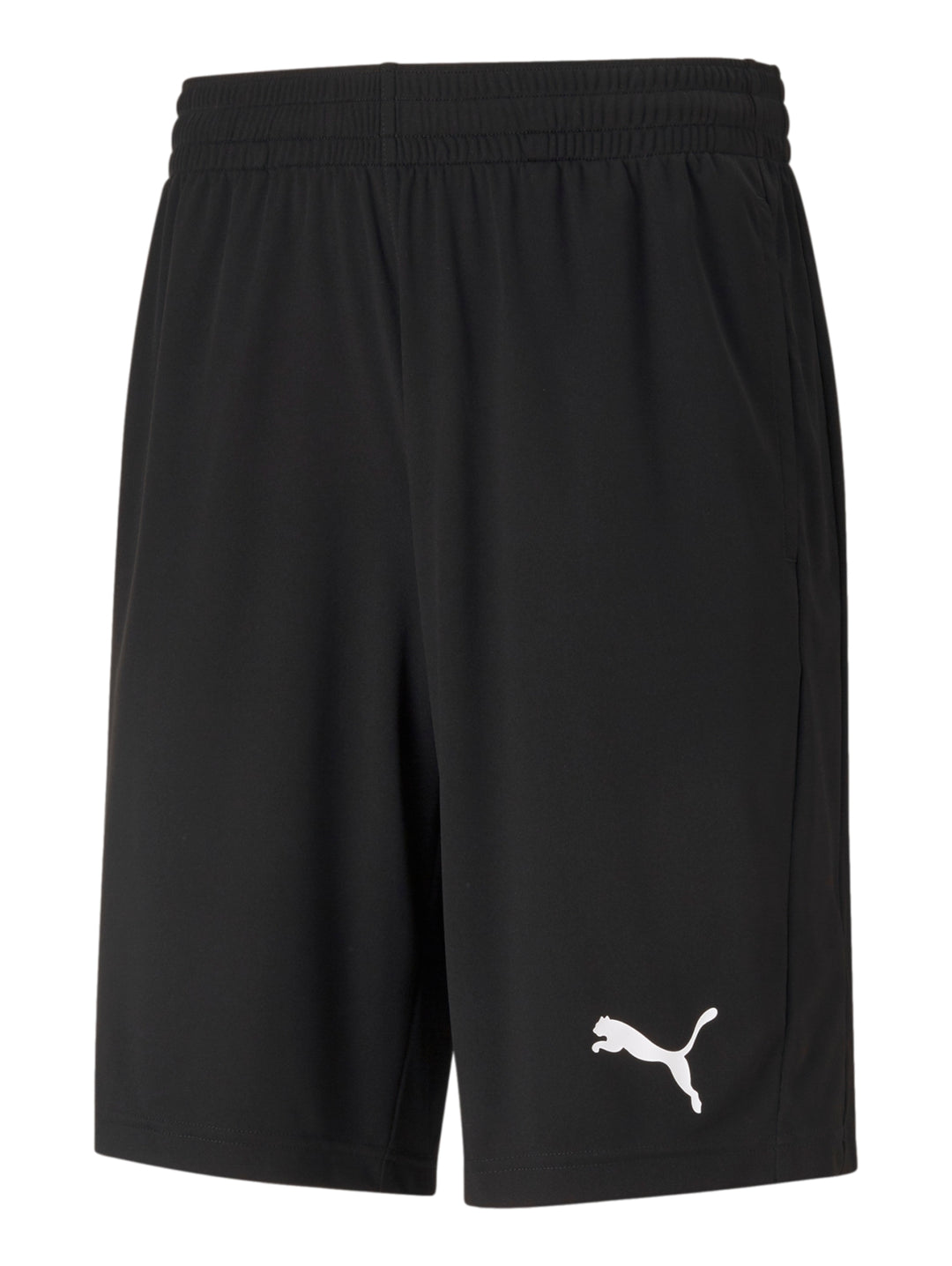 Hombre vistiendo shorts deportivos PUMA de color negro con logo blanco en la pierna izquierda.