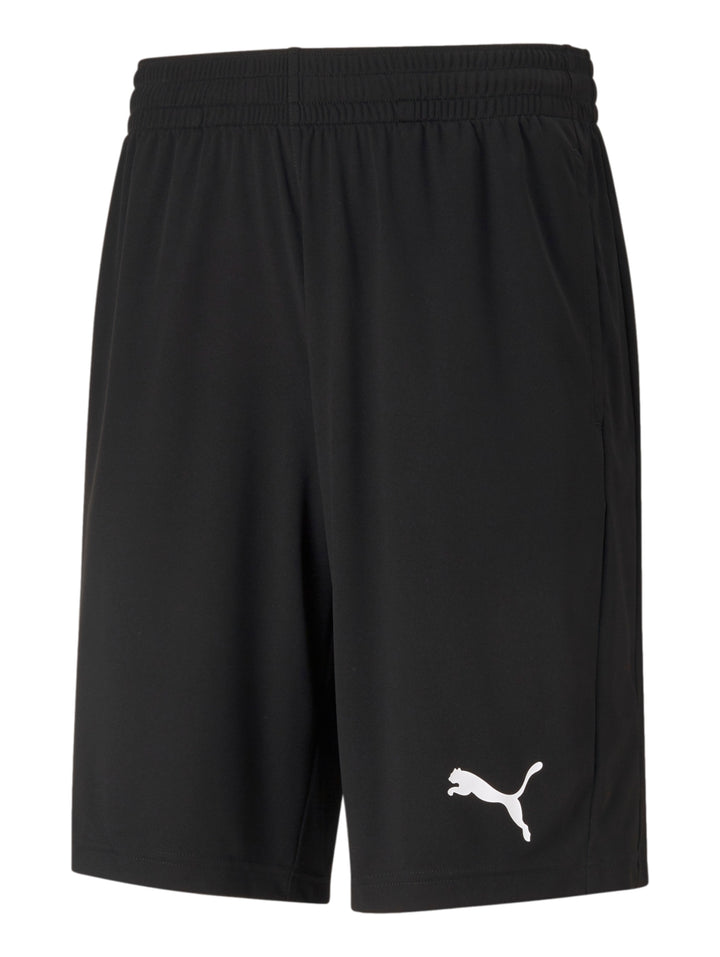 Hombre vistiendo shorts deportivos PUMA de color negro con logo blanco en la pierna izquierda.