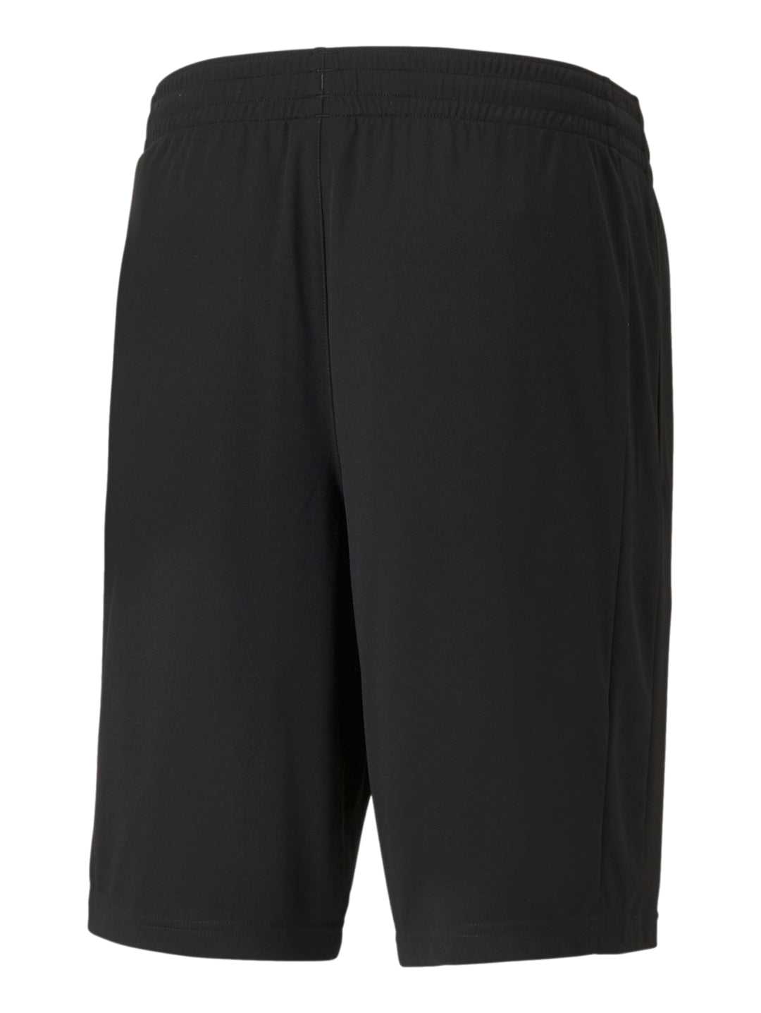 Hombre vistiendo shorts deportivos PUMA de color negro con logo blanco en la pierna izquierda.