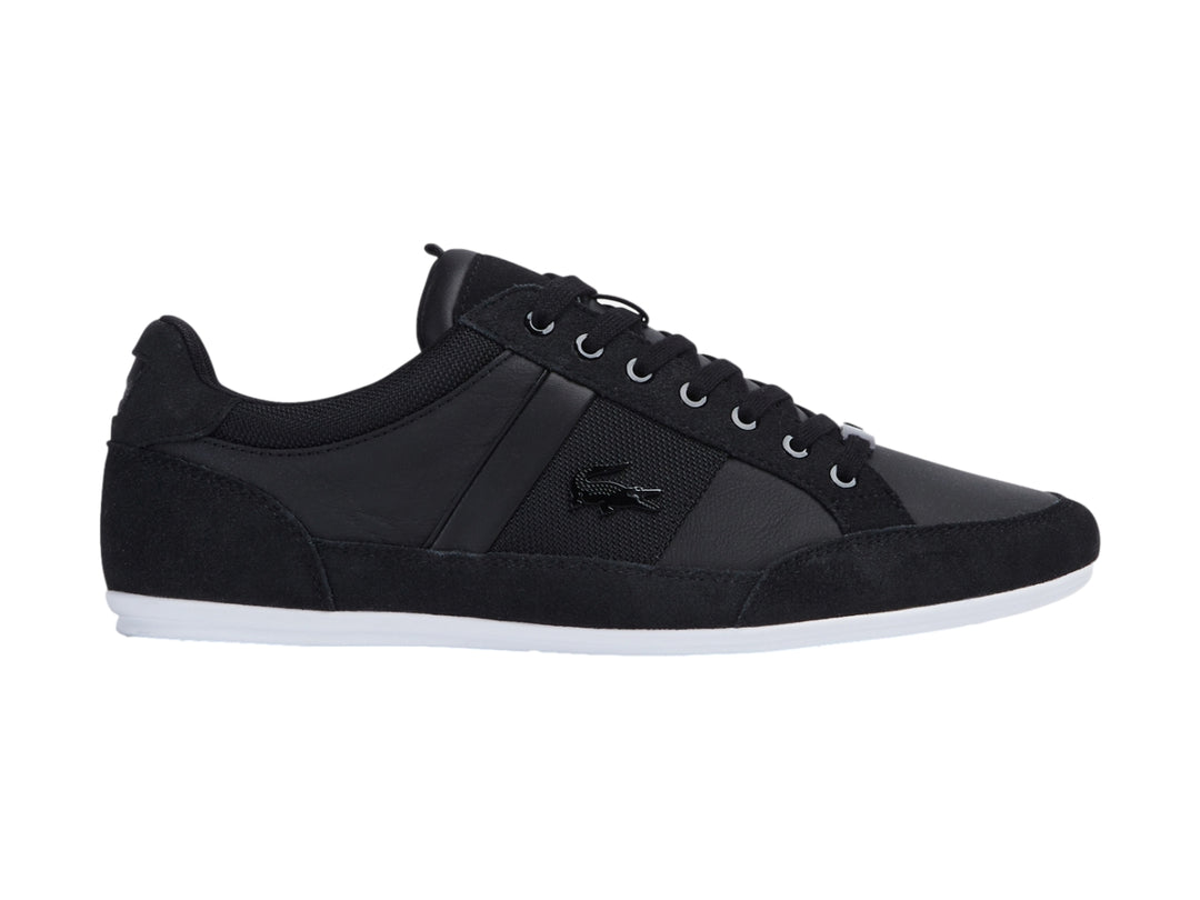 Tenis Lacoste color negro con suela blanca y detalles en gamuza.