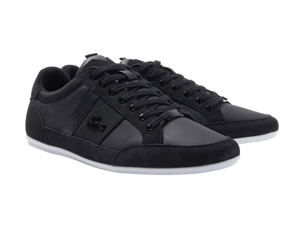 Tenis Lacoste color negro con suela blanca y detalles en gamuza.