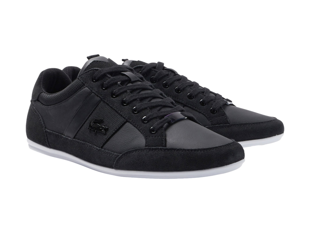 Tenis Lacoste color negro con suela blanca y detalles en gamuza.