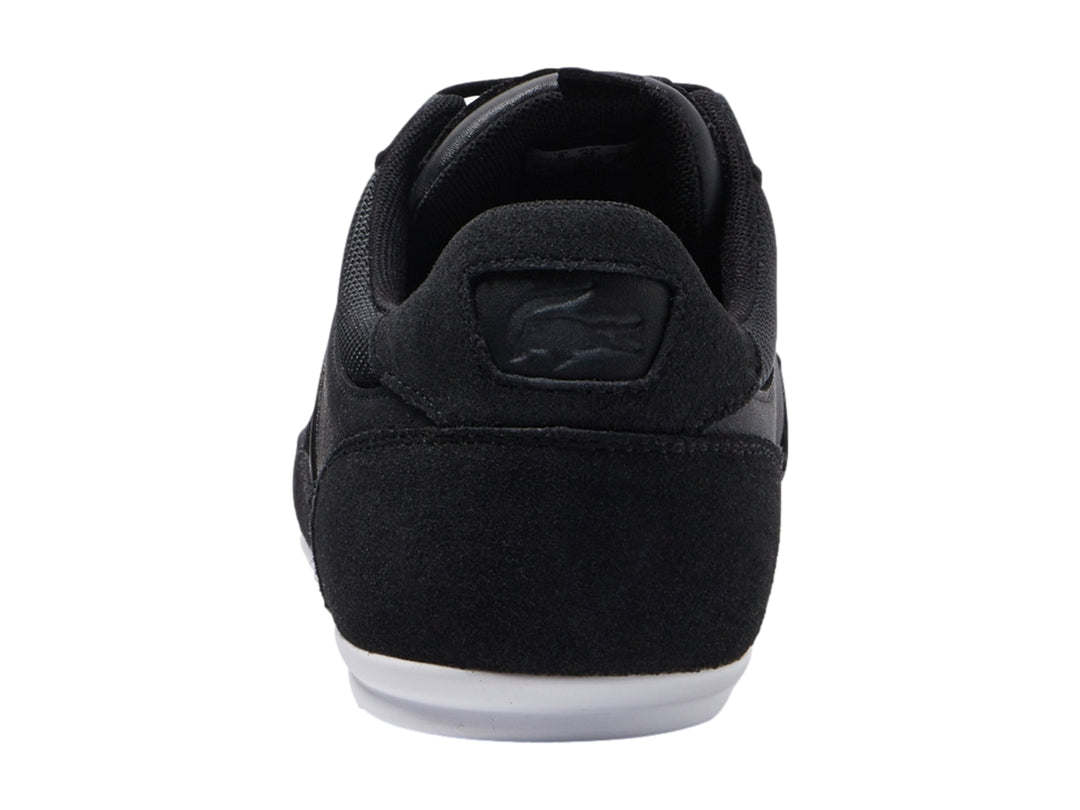 Tenis Lacoste color negro con suela blanca y detalles en gamuza.