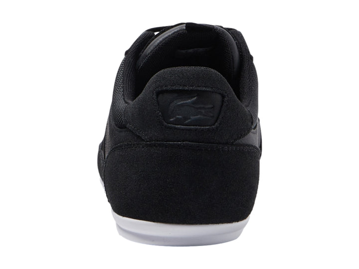 Tenis Lacoste color negro con suela blanca y detalles en gamuza.