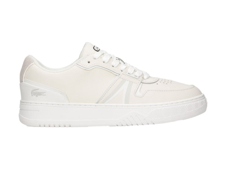 Tenis Lacoste de cuero color blanco roto con suela blanca y detalles laterales en gris claro.