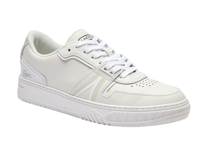 Tenis Lacoste de cuero color blanco roto con suela blanca y detalles laterales en gris claro.