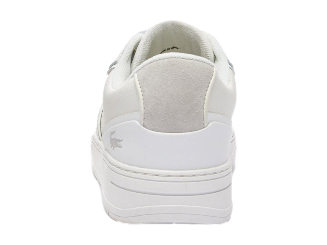 Tenis Lacoste de cuero color blanco roto con suela blanca y detalles laterales en gris claro.