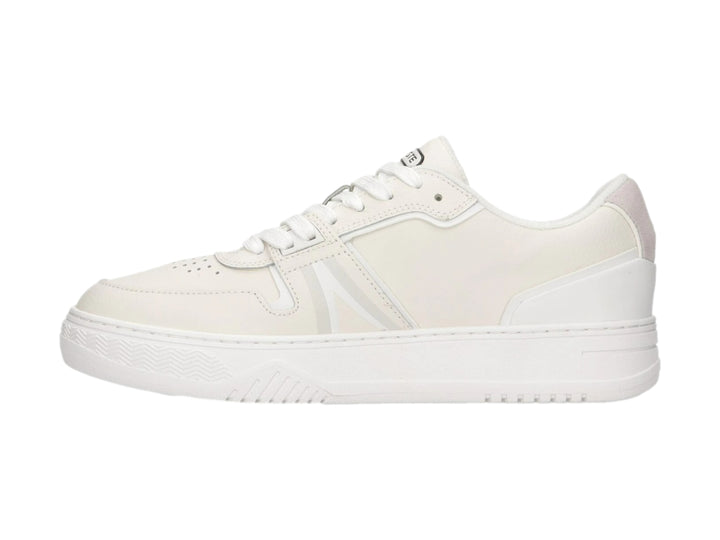 Tenis Lacoste de cuero color blanco roto con suela blanca y detalles laterales en gris claro.