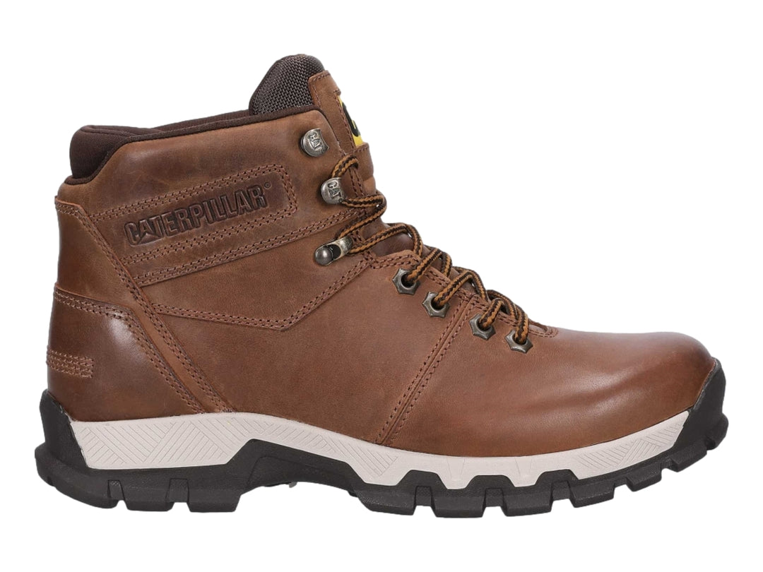 Bota de excursionismo Caterpillar color marrón con suela robusta en beige y negro.