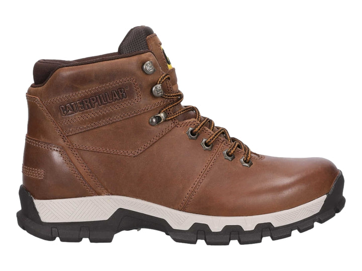 Bota de excursionismo Caterpillar color marrón con suela robusta en beige y negro.