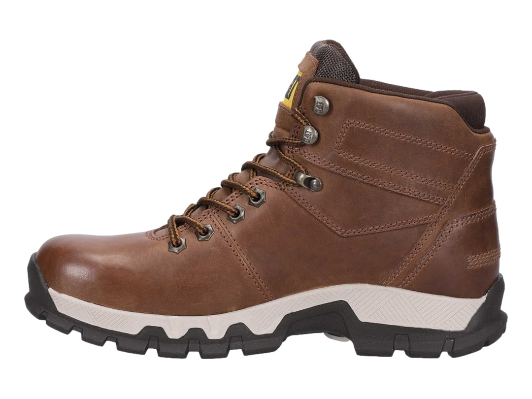 Bota de excursionismo Caterpillar color marrón con suela robusta en beige y negro.