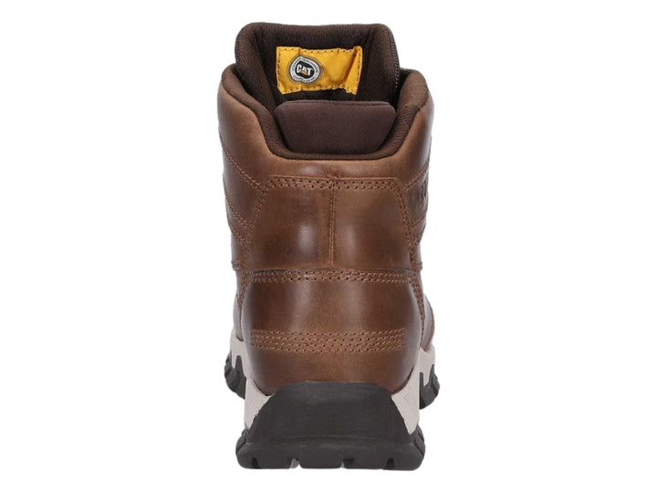 Bota de excursionismo Caterpillar color marrón con suela robusta en beige y negro.