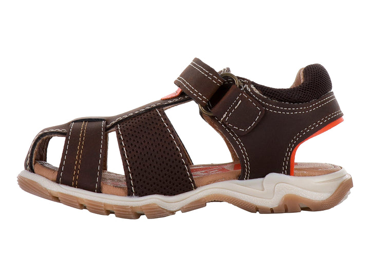 Sandalia para niño marca Teen Bambino en color moka con suela blanca y detalles naranjas.