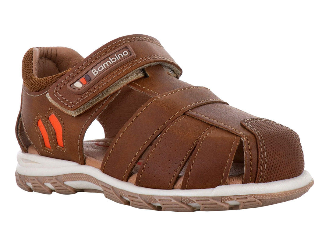 Sandalia para niño marca Teen Bambino en color camel con punta cerrada y cierre de velcro.