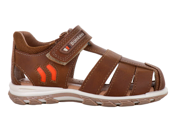Sandalia para niño marca Teen Bambino en color camel con punta cerrada y cierre de velcro.
