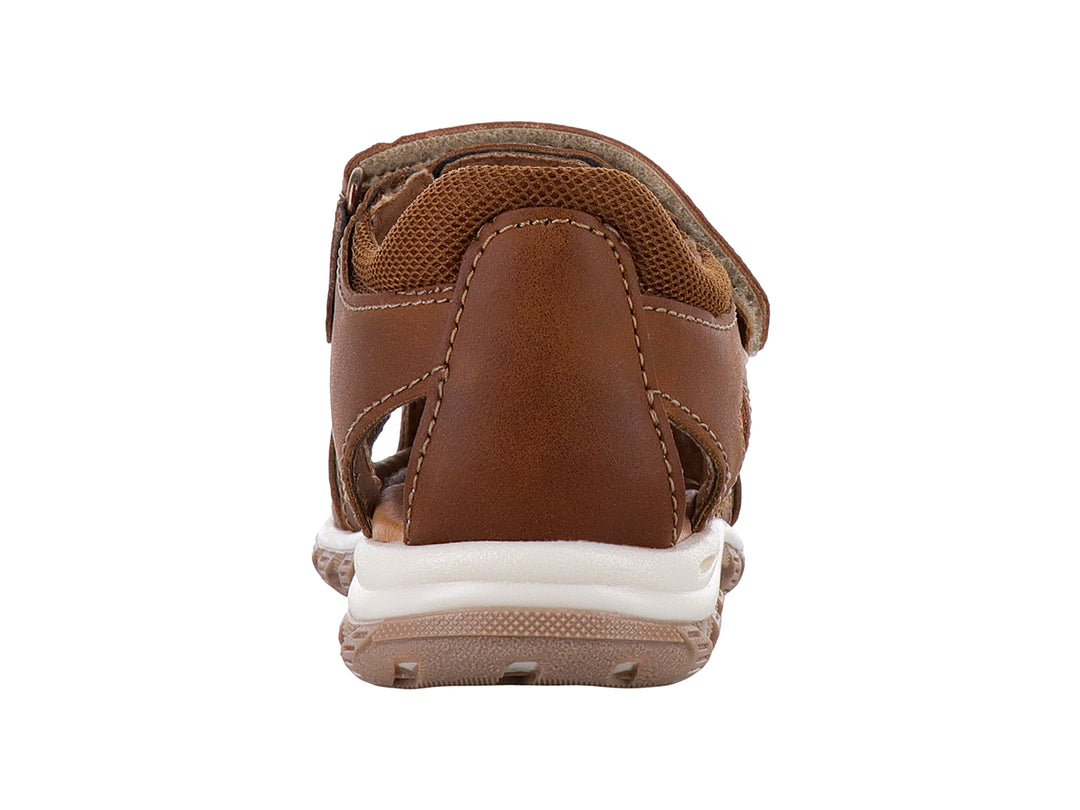 Sandalia para niño marca Teen Bambino en color camel con punta cerrada y cierre de velcro.