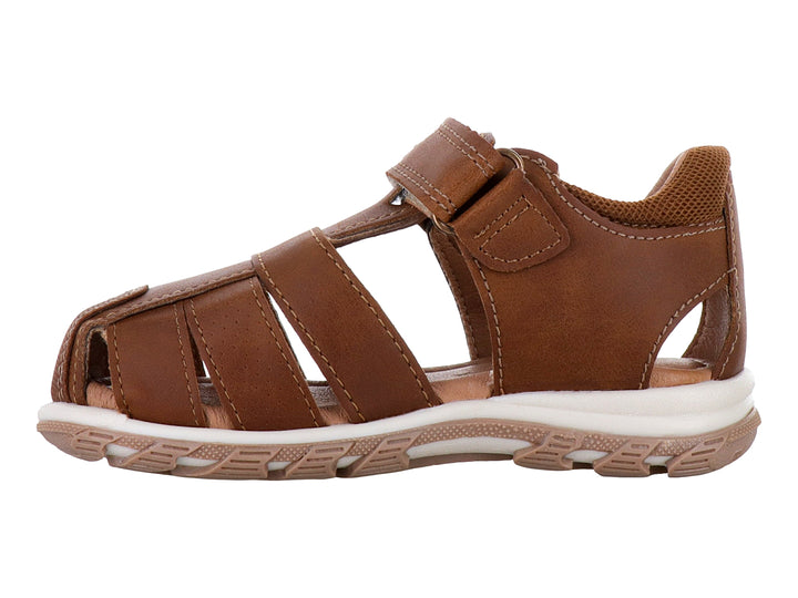 Sandalia para niño marca Teen Bambino en color camel con punta cerrada y cierre de velcro.
