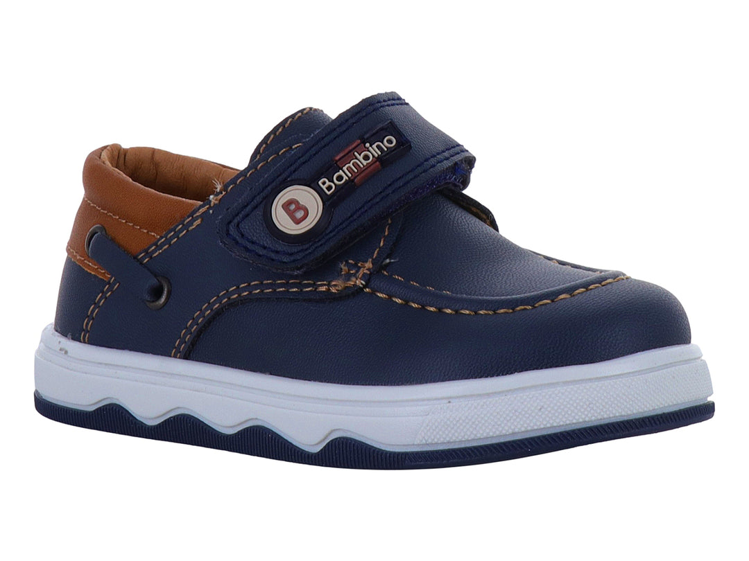 Zapato casual para niño marca Teen Bambino en color azul marino con detalles camel y suela blanca.