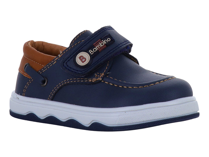 Zapato casual para niño marca Teen Bambino en color azul marino con detalles camel y suela blanca.