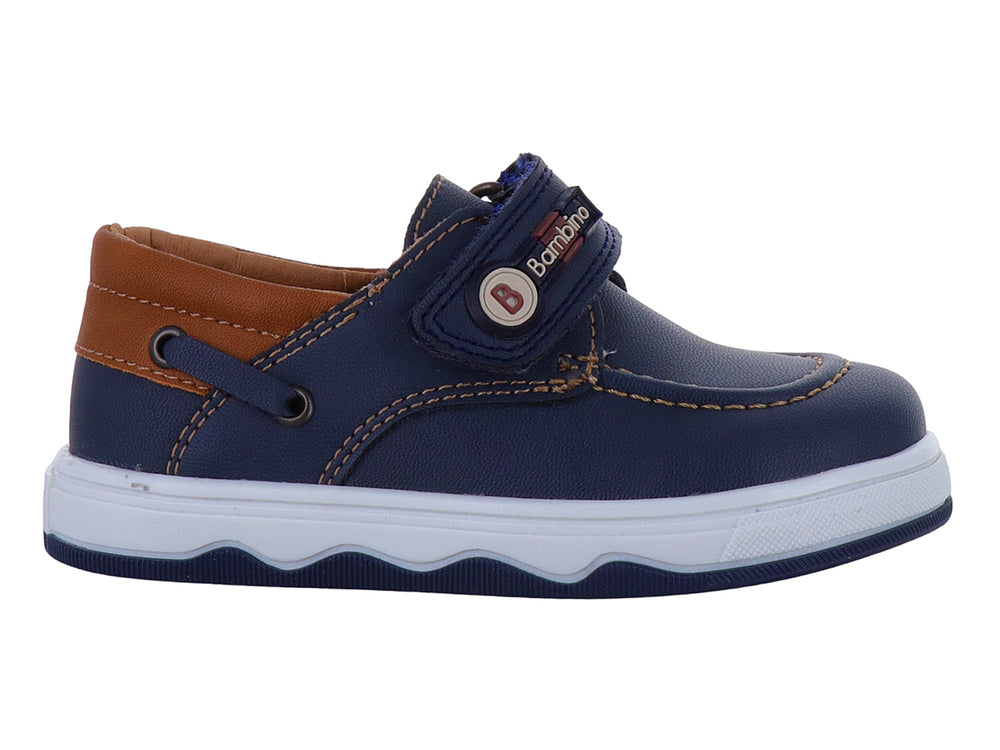 Zapato casual para niño marca Teen Bambino en color azul marino con detalles camel y suela blanca.