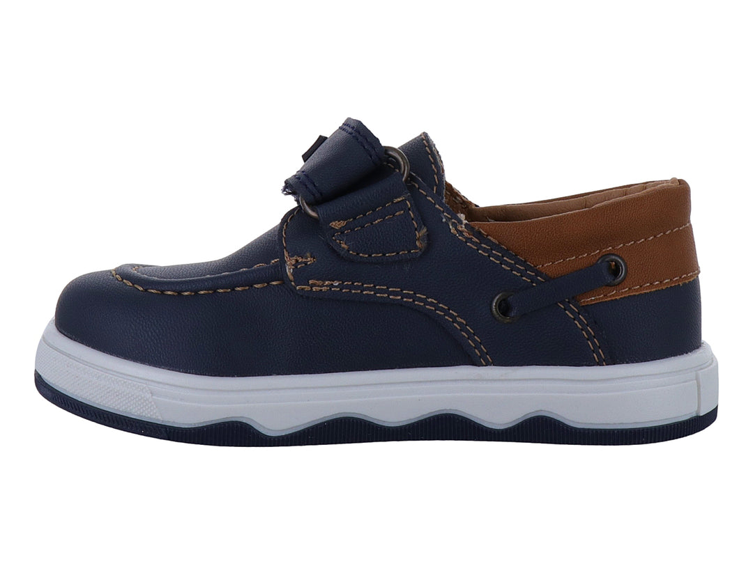 Zapato casual para niño marca Teen Bambino en color azul marino con detalles camel y suela blanca.