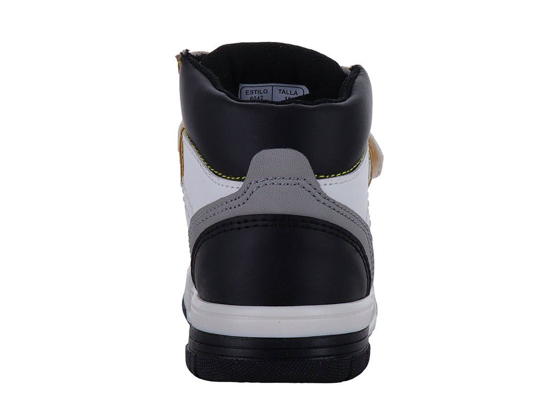 Tenis infantiles estilo botín en colores blanco, negro, gris y amarillo con cierre de velcro y agujetas.
