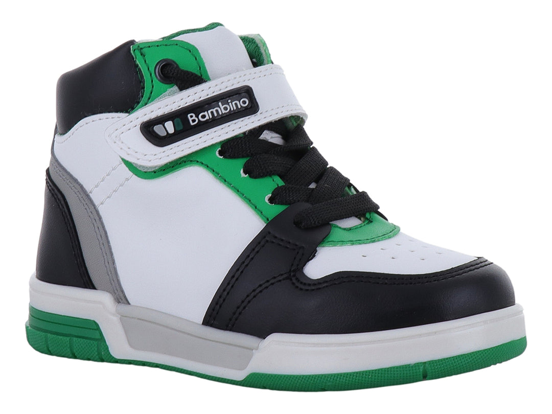 Tenis tipo botín para niño en colores blanco, negro y verde con cierre de agujetas y correa de velcro.