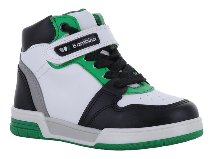 Tenis tipo botín para niño en colores blanco, negro y verde con cierre de agujetas y correa de velcro.