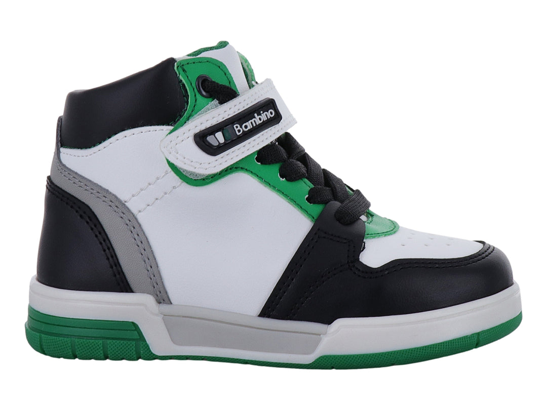 Tenis tipo botín para niño en colores blanco, negro y verde con cierre de agujetas y correa de velcro.