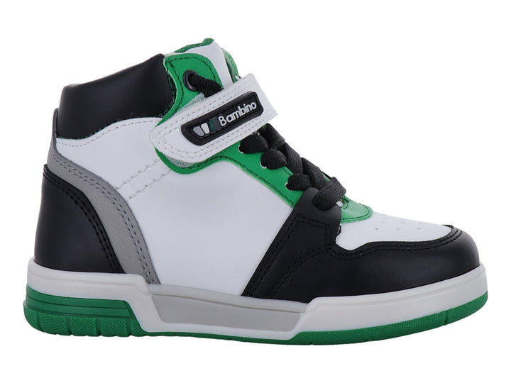 Tenis tipo botín para niño en colores blanco, negro y verde con cierre de agujetas y correa de velcro.