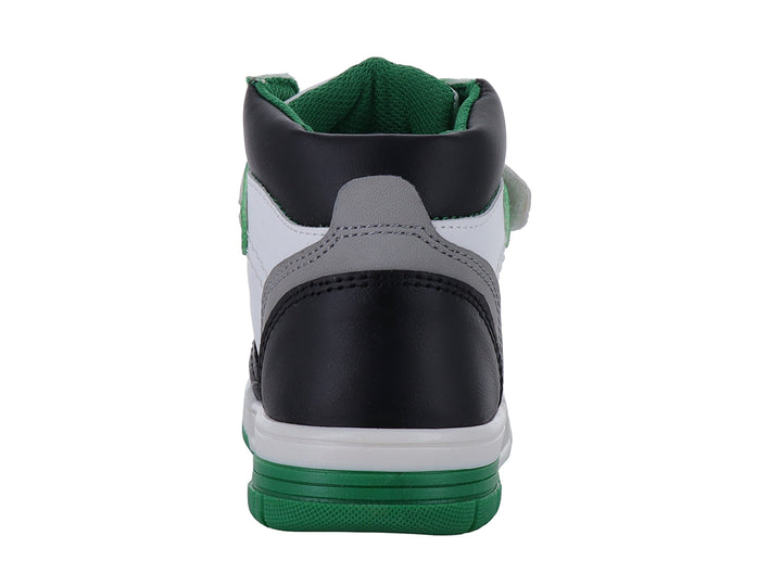 Tenis tipo botín para niño en colores blanco, negro y verde con cierre de agujetas y correa de velcro.