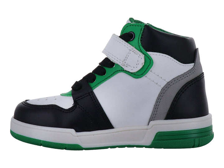 Tenis tipo botín para niño en colores blanco, negro y verde con cierre de agujetas y correa de velcro.