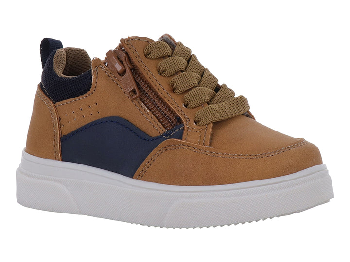 Tenis infantiles color camel con detalles en azul marino, agujetas y cierre lateral sobre suela blanca.