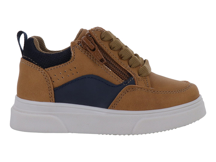 Tenis infantiles color camel con detalles en azul marino, agujetas y cierre lateral sobre suela blanca.