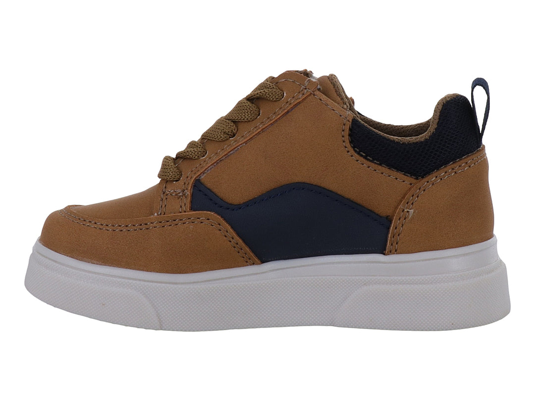Tenis infantiles color camel con detalles en azul marino, agujetas y cierre lateral sobre suela blanca.