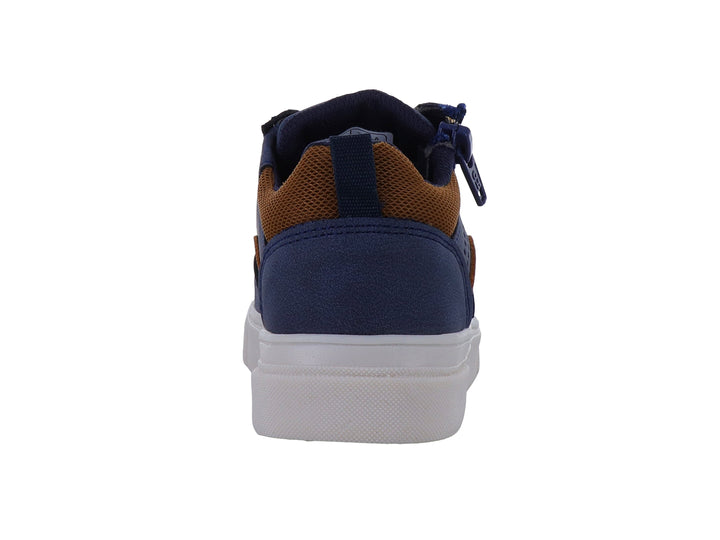 Tenis infantiles color azul marino con detalles en café y suela blanca, con cordones y cierre lateral.