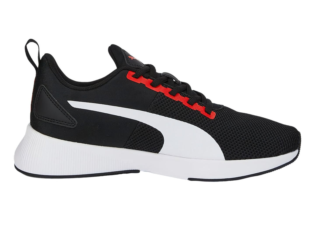 Tenis deportivos PUMA para niño en color negro con detalles en blanco y cordones rojos.
